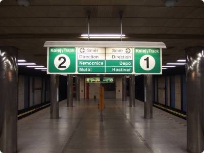 ВИДЕО: в пражском метро ограбили женщину