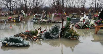 Могилы в воде: в Мукачево затопило кладбище