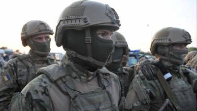 Украинские военные при подрыве взрывного устройстве в Донбассе