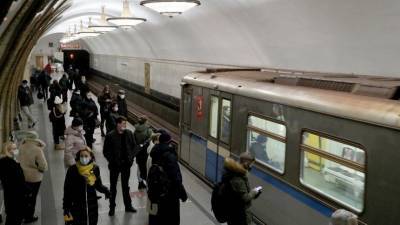 Упавшего на рельсы метро мужчину спас полицейский в Москве — видео