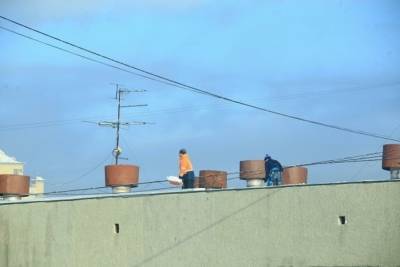 Рабочий в Томске сорвался с крыши и погиб