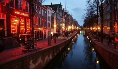 Пандемия «закрыла» квартал красных фонарей в Амстердаме