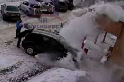 Камеры сняли падение снежной глыбы на автомобиль в Красноярске