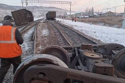 Следователи начали проверку схода 17 вагонов в Забайкалье