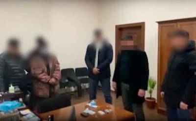 При получении взятки задержан начальник отдела строительства Сырдарьинского района и его сообщник