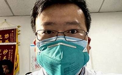 В Китае почтили память врача, который первым сообщил о возникновении COVID-19