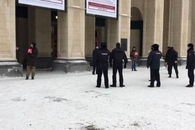 «За компанию»: полиция задержала пикетчиков в поддержку Навального