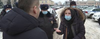 Жительница Екатеринбурга привезла гроб с телом матери к зданию мэрии