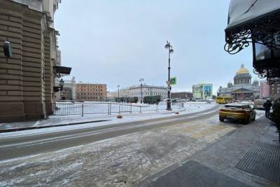 В центре Петербурга появились полиция и снегоуборочная техника