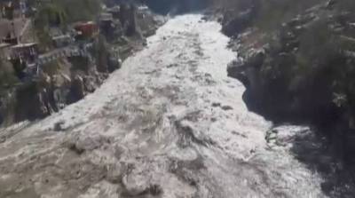 Около 150 человек пропали без вести после схода ледника в Индии