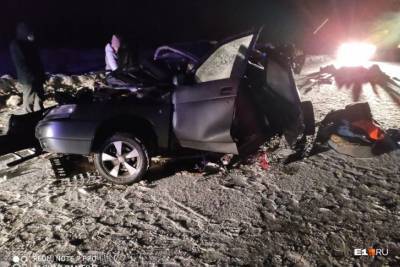 На трассе в Свердловской области в ДТП с 2 легковушками погибли 5 человек