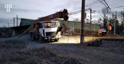 Сход с рельсов: «Укрзализныця» подняла грузовые вагоны, но поезда еще задерживаются