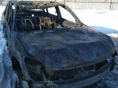 В Смоленской области пламя уничтожило гараж с автомобилем внутри