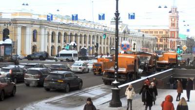 Центр Петербурга перекрыли снегоуборочной техникой и машинами Росгвардии