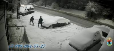 Полиция разыскивает молодых людей, похитивших запчасти с люксового автомобиля в Петрозаводске (ВИДЕО)