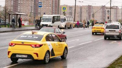 Более 2 млн рублей заплатила девушка за поездку в такси в Москве