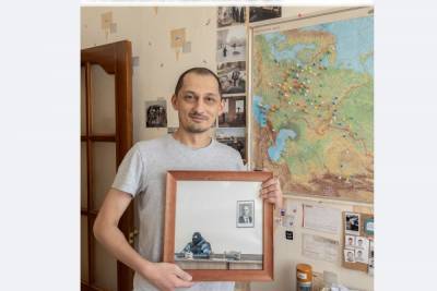 Знаменитая фотография с силовиком и портретом Путина продана за 2 млн рублей