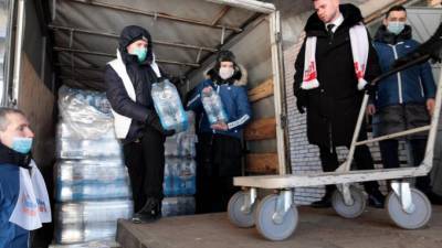 Волонтеры предоставили питьевую воду коллективу Александровской больницы