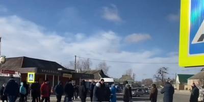 В Пересечном Харьковской области люди перекрыли дорогу из-за высоких тарифов на коммуналку, видео - ТЕЛЕГРАФ