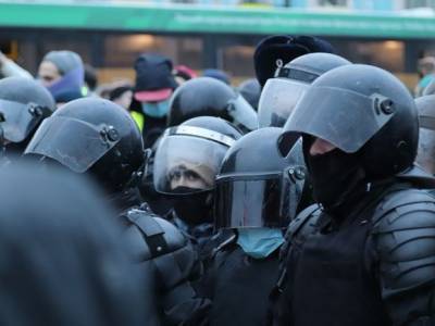 Полицейские перекрывают площади в Москве и Петербурге