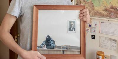 Российский фотограф продал снимок с силовиком и портретом Путина за два миллиона рублей