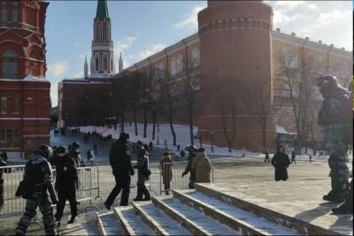На Манежной площади в Москве силовики начали устанавливать ограждения