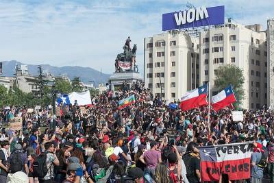 На юге Чили вспыхнули массовые протесты: полиция застрелила уличного музыканта и мира