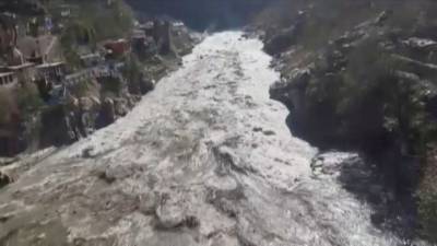 В Индии спасатели нашли тела 10 человек после схода ледника