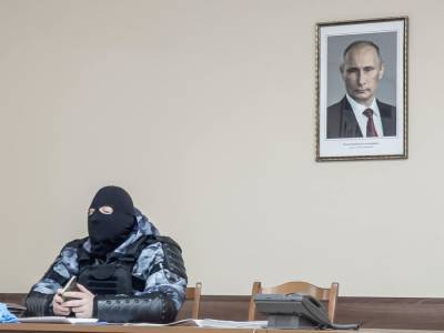 Фотографию силовика под портетом Путина продали за 2 млн рублей