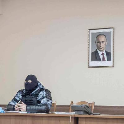 Фотограф Дмитрий Марков продал снимок Путина за 2 млн рублей с силовиком под портретом