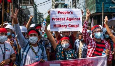 В Мьянме тысячи людей протестуют против военного переворота