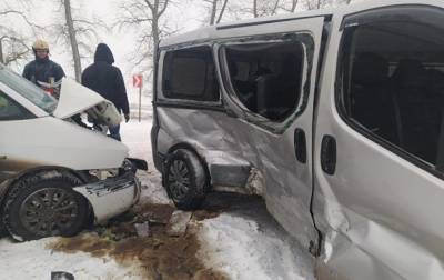 На Тернопольщине легковушка въехала в минибус: семь пострадавших