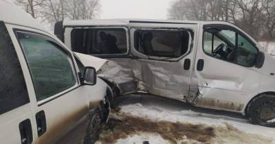 На Тернопольщине не разминулись два автомобиля: в аварии пострадали шесть взрослых и ребенок (3 фото)