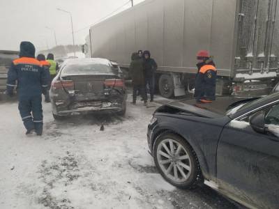 В Свердловской области на трассе столкнулись 20 автомобилей