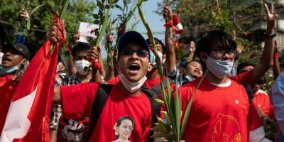 Красные рубашки и красные флаги. В Мьянме тысячи человек вышли на протесты против военного переворота