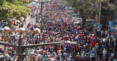 Мьянма взорвалась протестами: десятки тысяч вышли на улицы против военного переворота