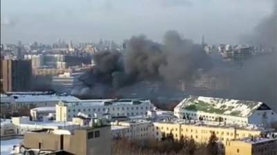 Склад в Москве загорелся на площади 400 кв. м