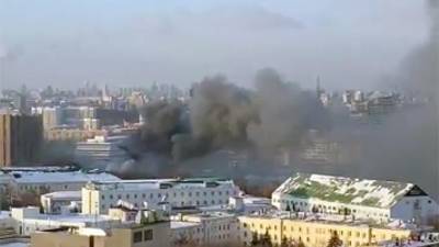Площадь пожара на складе в Москве достигла 1 тыс. кв. м