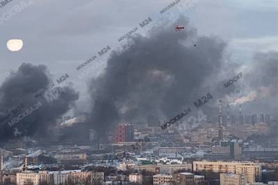 К тушению ангара на юге Москвы привлекли два вертолёта