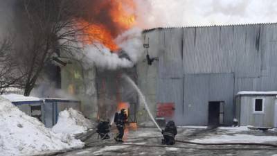 Два вертолёта привлекли к тушению пожара в ангаре в Москве