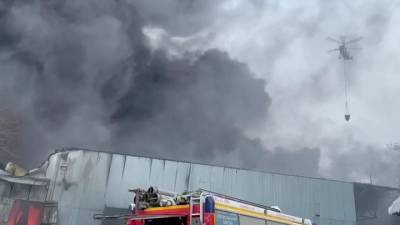 Авиация тушит серьезный пожар на юге Москвы, огонь локализован. Видео