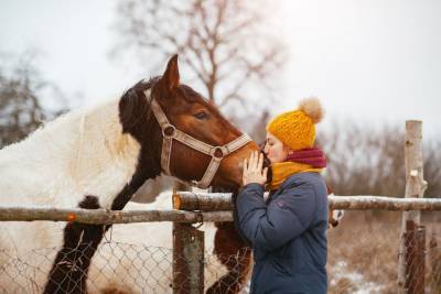Фотограф из Лиды Юлия Рихтер обучает диких лошадей на фермерском хуторе и делает пышногривых героями своих фотосессий