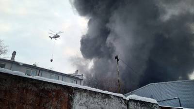 Для тушения пожара на складе в Москве привлечена авиация