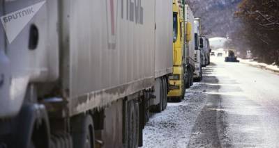 У КПП "Верхний Ларс" скопилось 600 грузовиков – дорога частично закрыта