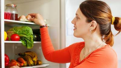Специалисты по безопасности пищи назвали главные ошибки при хранении еды в холодильнике