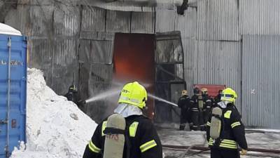 Крупный пожар в ангаре в Москве локализован