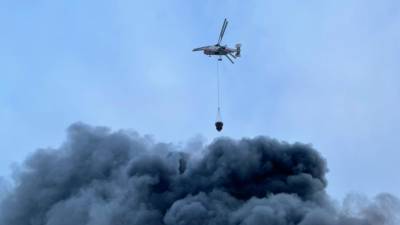 Полыхающий склад на Варшавском шоссе в Москве тушат вертолеты
