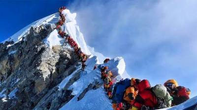 Двое альпинистов подделали фото и солгали о покорении Эвереста: чем это им грозит