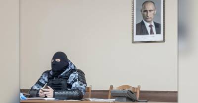 В России на аукционе продали снимок омоновца с портретом Путина: цена