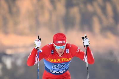 Российский лыжник упал после столкновения с финном на этапе Кубка мира